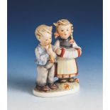 Hummelfigur, Musizierende Kinder, Feinsteinzeug, polychrom gefasst. Marke 1964-1972. H.ca. 11 cm.