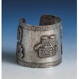 Armreif, Peru, 20. Jahrhundert, Silber 925, ziseliert, m. aufgesetzten Götterfiguren. Br.ca. 6 cm,