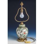 Tischlampe, China, 1. Hälfte 20. Jahrhundert, der Lampenfuß in Form einer bauchigenDeckeldose mit