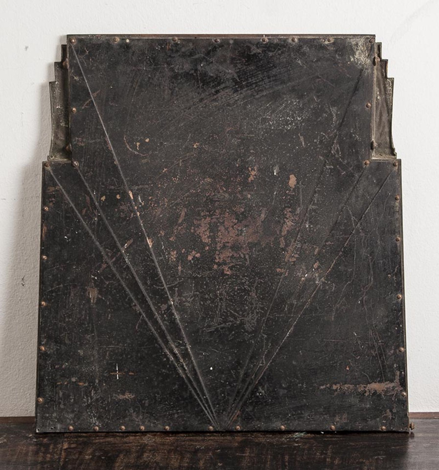 Ofenblech, Art-Déco, Kupferblech, mit zeittypischem geometrischen Dekor. Ca. 46,5 x 49,5cm.