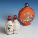Zwei Snuffbottle, China, 20. Jahrhundert, a) Snuffbottle in Doppelflaschenform, Porzellanmit