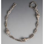 Chatelaine, Silber, m. rocaillierten Hohlgliedern. L. ca. 29 cm, ca. 12,4 gr. Karabiner.