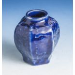 Kleine Porzellan-Vase in Sechskantform, China, wohl um 1900, flach reliefierterBlumendekor unter