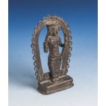 Weibliche Gottheit, Indien, wohl 18./19. Jahrhundert, Bronze, m. Strahlenkranz. H. ca.11,5 cm.