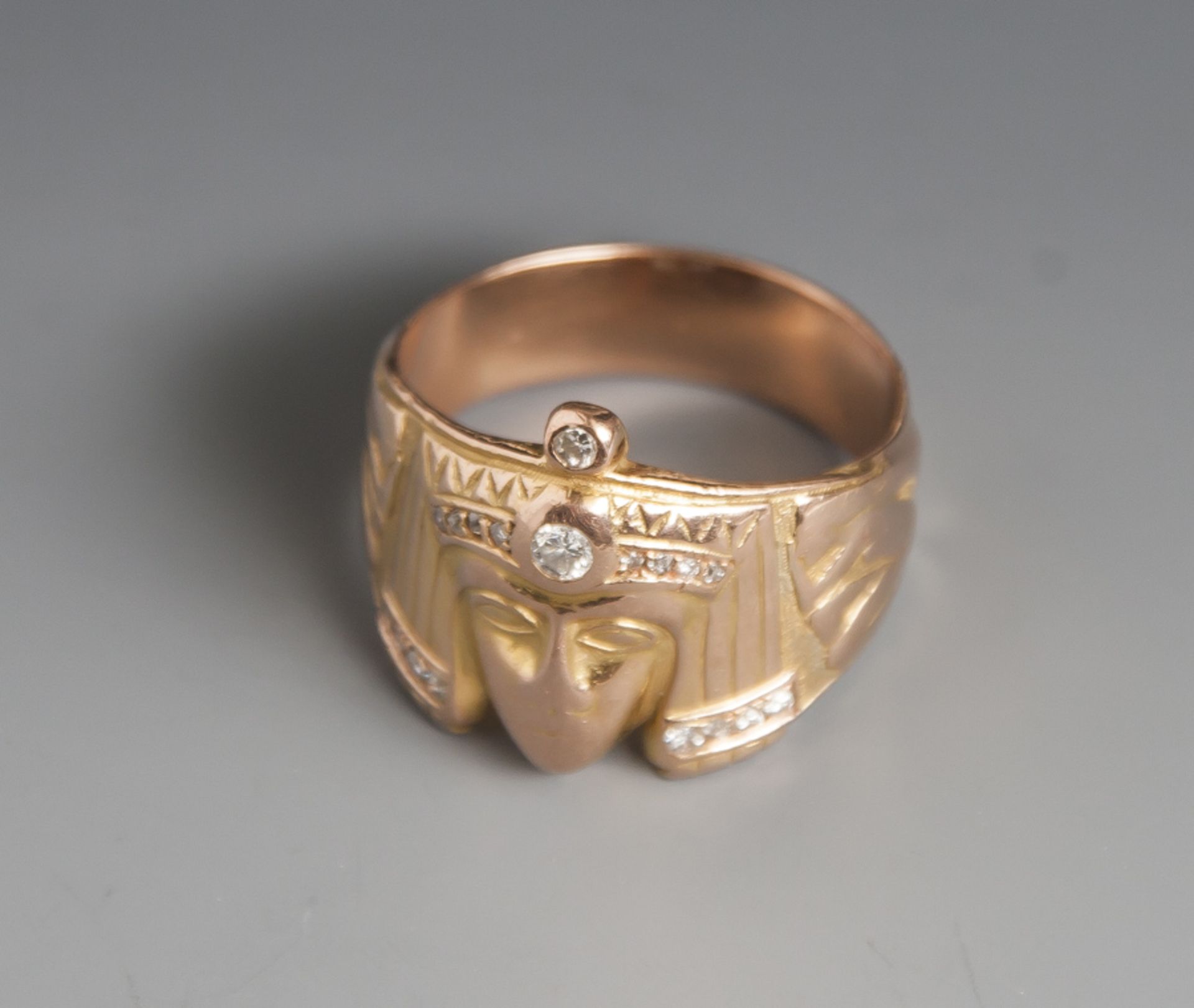 Masken-Ring, Gelbgold 585, Pharaonenmaske mit Diamantbesatz, 2 Brillanten, ca. 0,10 ct und16