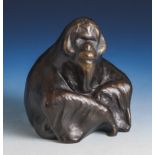 Sitzender Orang-Utan, Bronze, dunkelbraun patiniert, m. gepresster Marke, Nr. 14/248 u.Monogramm MB.
