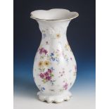 Vase, Rosenthal, Kronach, Modell: Molière, Dekor: Florida. Goldrand. H. ca. 29,5 cm.(P10).