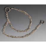 Feine Niello-Chatelaine, Silber, L. ca. 45 cm, ca. 15,6 gr. Karabiner.Mindestpreis: 100 EUR