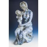Jung, Anni (geb. 1938/Warschau), gr. Keramikgruppe, sitzende Mutter m. Kind auf dem Schoß,blaue