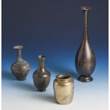 4 kleine Bronze-Vasen, Japan, Meiji-Periode, verschiedene Formen und Ausführungen, z. T.aufwendig