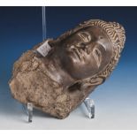 Buddhakopf, bräunl. Stein (Bruchstück), Alter. u. Herkunft unbek. H. ca. 19 cm.Mindestpreis: 100