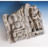 Reliefplatte, Stein, in der Art der antiken Gandhara, Bruchstück m. sitzendem Buddha,Alter unbek.