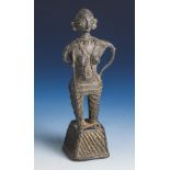 Weibliche Schutzgottheit, Nordindien, wohl 19. Jahrhundert, Bronze, patiniert. H. ca. 22cm.