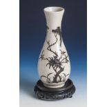 Keulenvase, China, 20. Jahrhundert, Keramik, fein krakelierte, crèmefarbene Glasur, mitaufgelegtem