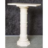 Marmorziersäule, neuzeitl., rund. Ø ca. 18 cm, H. ca. 113 cm plus Ablageplatte, ca. 80 x33 cm.