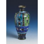Cloisonné-Vase, Japan, Meiji-Zeit, ovoider Korpus auf eingezogenem Stand mit kurzem Halsmit