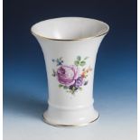 Eine Balustervase, feine handbemalte Blumenmalerei und eine trichterförmige Vase,