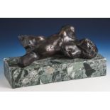 Rodin, A., liegender Frauentorso, Bronze, früher Nachguss, um 1930, Marmorsockel, mittigm.