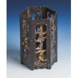 Stiftehalter, China, Anfang 20. Jahrhundert, Holz geschnitzt, hexagonaler Korpus, dieWandung mit