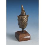 Miniaturbronzekopf des Buddha, Siam, wohl 18. Jahrhundert, auf Holzsockel. H. (ohneSockel) ca. 5,5