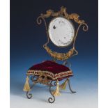 Uhrenhalter in Form eines Sessels, Metalldraht u. Blechprägungen, vergoldet, in dieRückenlehne
