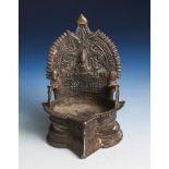 Öllampe, Nord-Indien, wohl 19. Jahrhundert, Bronze, thronartig gestaltet, mit spitzauslaufender