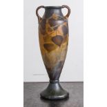 Daum Nancy, gr. balusterförmige Vase m. seitl. Henkeln, farbloses Glas m.Pulvereinschmelzungen in