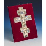 Orthodoxes Kreuz, Russland, 19. Jahrh., Bronze m. Emaille, Kreuzigungsszene, auf rotemSamt montiert.