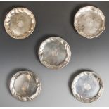 4 + 1 Untersetzer, Silber 925 Juwelier Carl Schnauffer, Dresden bzw. 1 x 835, HermanBehrnd, Dresden.
