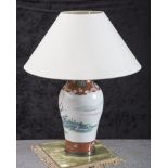 Tischlampe, Fuß aus chines. Porzellan m. Landschaftsmalerei, Vasenform, elektr., hellerSchirm. H.