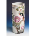 Porzellanvase, China, um 1900, zylindrische Form, mit Blumen- und Vogelmalerei inpolychromen Email-
