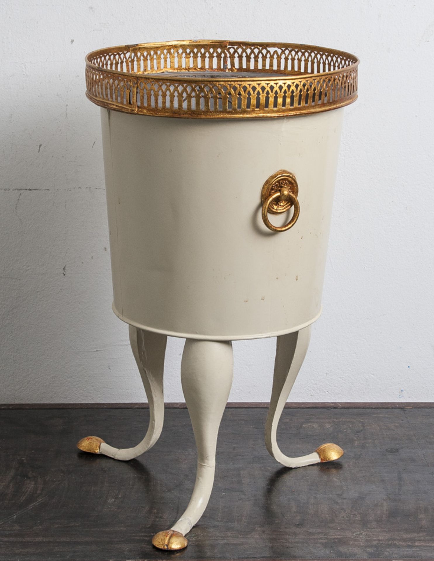 Jardinière, 20. Jahrhundert, Zink, crèmefarben lackiert, leicht auslaufender Korpus auf