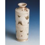 Satsuma-Vase, Japan, Meiji-Periode, konische, nach oben hin leicht auslaufende Form, mitgoldenem