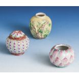 3 Miniaturgefäße, China, wohl 19. Jahrhundert, 1 Vase und 2 Deckelgefäße (1 Deckel fehlt).a) Vase,