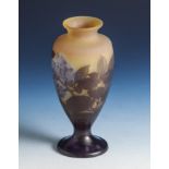 Emile Gallé, Vase m. Hortensiendekor, farbloses Glas, gelb-violett u. leichten Brauntönenüberfangen,