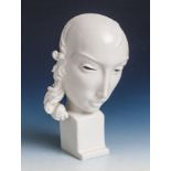 Mondäne Maske, KPM-Entwurf Hermann Hubatsch 1930, Weissporzellan. H. ca. 23 cm.Mindestpreis: 150