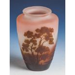 Cameo-Glas-Vase, wohl Emile Gallé, Nancy um 1900, farbloses Glas, rosarot im Verlaufunterfangen,