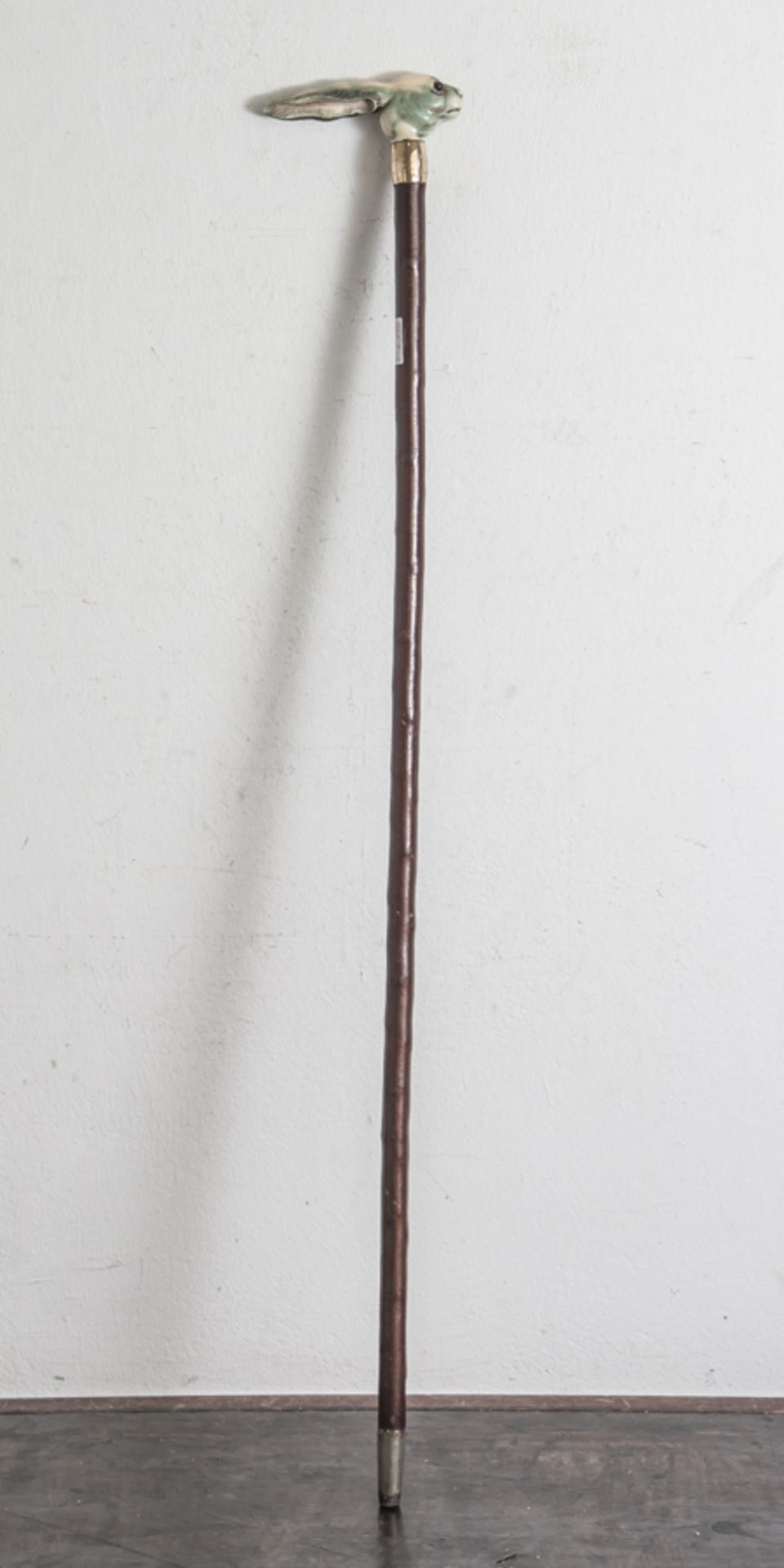 Spazierstock, Griff aus Porzellan in Form eines Hasenkopfes gearbeitet, um 1900. L. ca. 90cm.