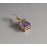 Anhänger, Gelbgold 585, ausgefasst mit Amethyst im Treppenschliff, ca. 10 x 8 x 6 mm, ca.1,8 gr. (