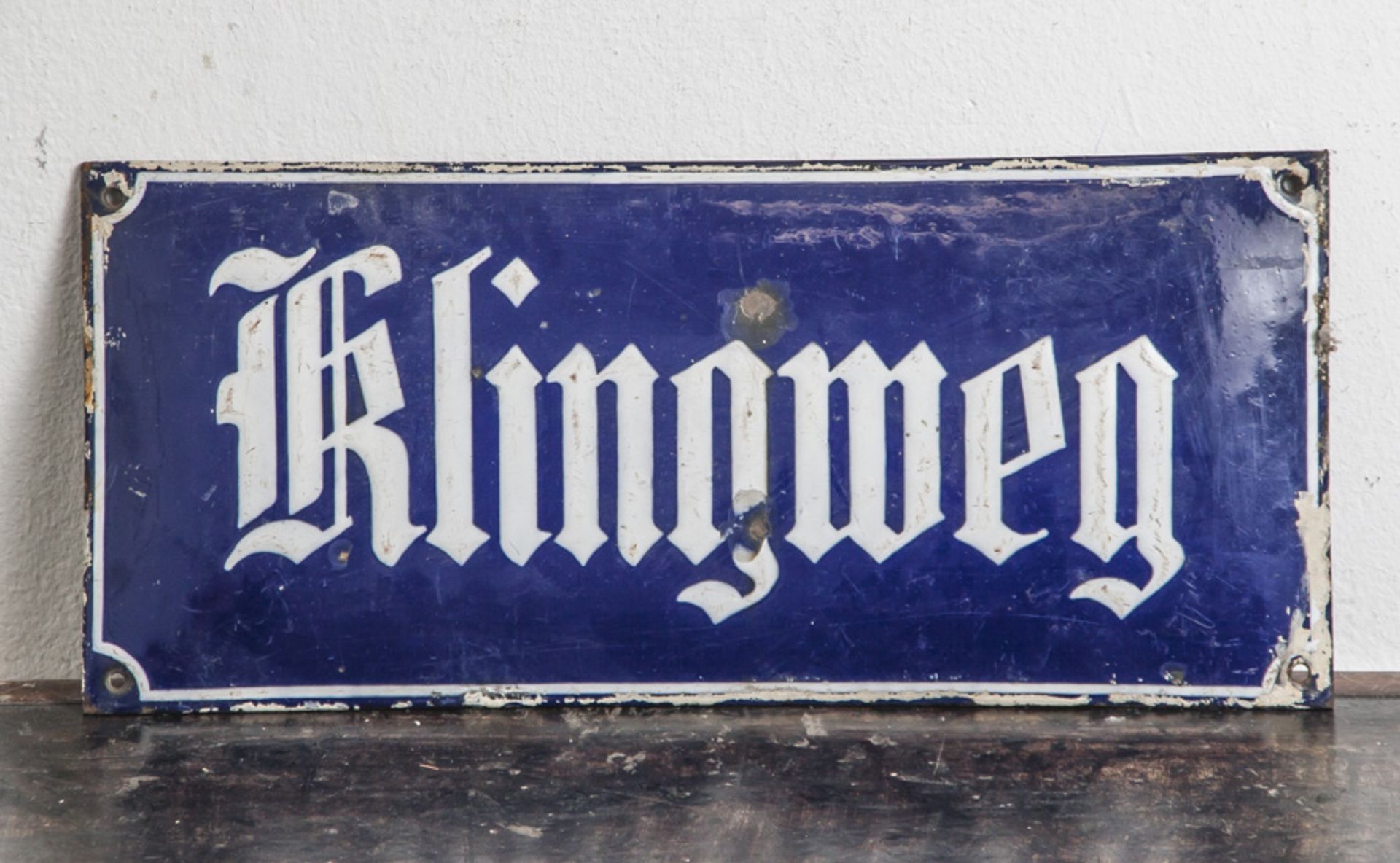 Altes Straßenschild, Email, Klingweg, wohl Mainz, 1920/30er Jahre. Ca. 22 x 45 cm.Mindestpreis: 30