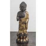 Stehender Buddha, teils Bronze, Umhang u. Lotusblüte vergoldet, dunkle Patina, wohl 20.Jahrh., in