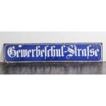 Altes Straßenschild, Metall, Email, Gewerbeschulstr., wohl Mainz, 1920/30er Jahre. Ca. 19x 99 cm.