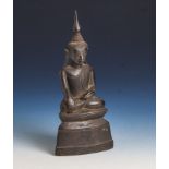 Sitzender Buddha auf getrepptem Lotusthronhocker, Dhyana Asana, Bhumisparsa Mudra, mitUshnisha.