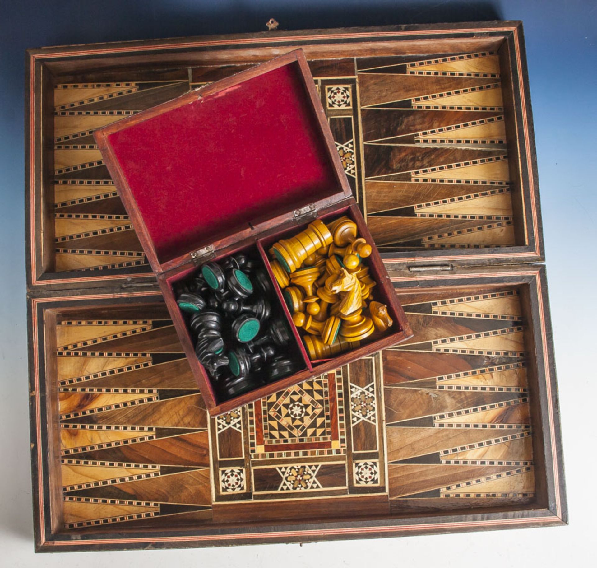 Schachspiel, Backgammon, Intarsienarbeit, neuzeitl.Mindestpreis: 40 EUR - Image 2 of 2