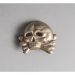 Schirmmützenkokarde SS, Totenkopf, Metall, Originalstück.Mindestpreis: 40 EUR