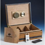 Humidor, rechteckige Holzschatulle mit scharniertem Deckel. Gedruckter Dekor. MitHygrometer,