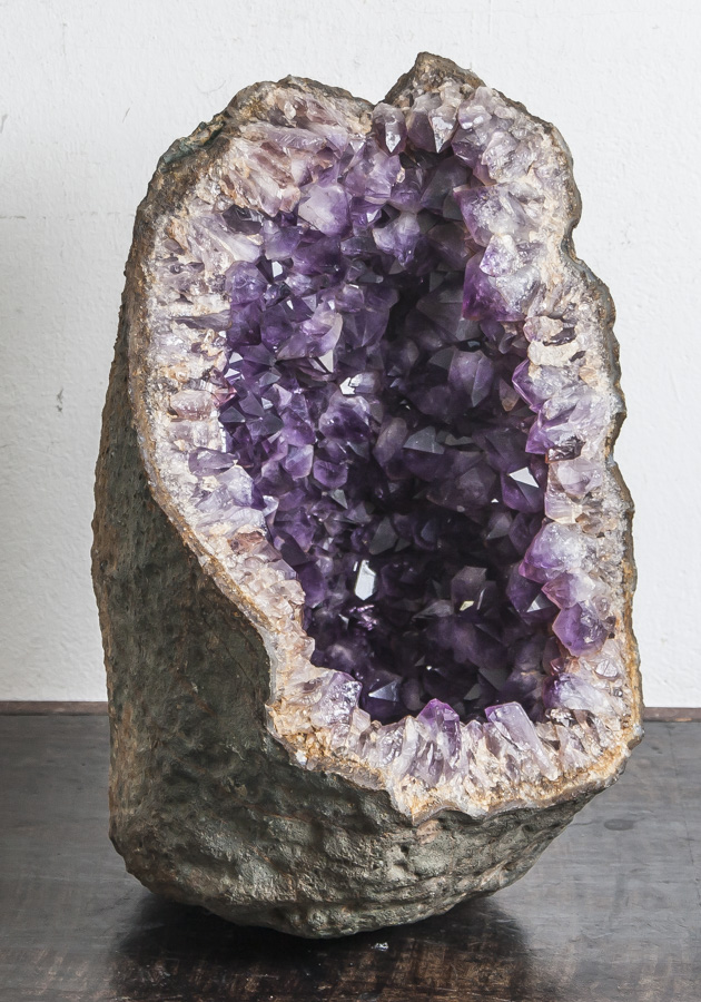 Amethystdruse, gr., schön ausgebildete Kristalle in intensivem Violett, Prov. wohlBrasilien. H.
