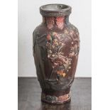 Bodenvase aus Terracotta, China, wohl um 1900, plastisch aufgelegte Ahornzweige mitBlättern u.