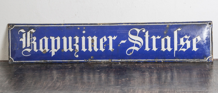 Altes Straßenschild, Email, Kapuziner Strasse, Mainz, wohl 1920/30er Jahre. Ca. 20 x 100cm.