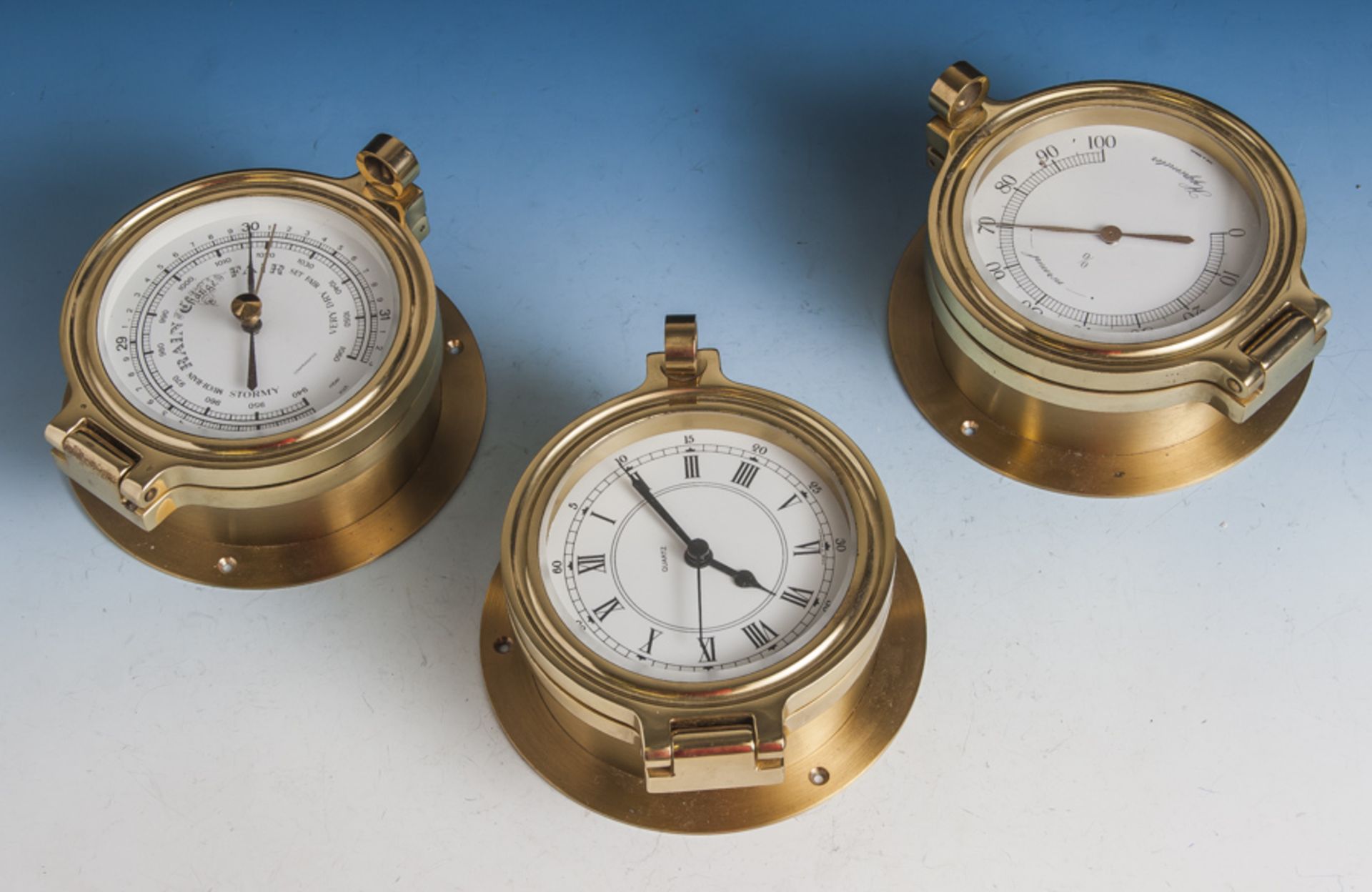 Maritime Messgeräte: Barometer, Uhr, Hygrometer, DM. je ca. 12 cm.Mindestpreis: 150 EUR